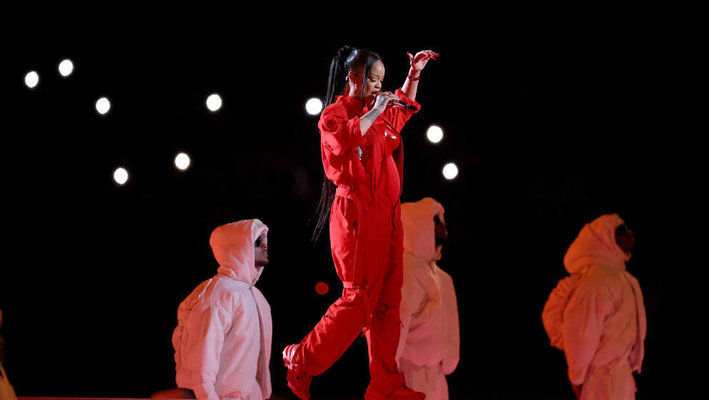 Rihanna während ihres Auftritts beim „Super Bowl“-Finale 2023
