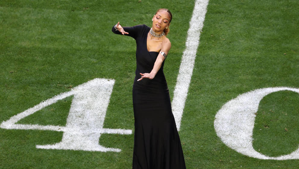 Justina Miles performt „Lift Every Voice and Sing“ für Gehörlose beim Super Bowl 2023