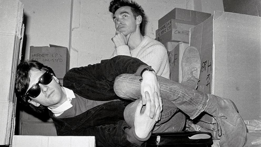 Johnny Marr und Morrissey posen für ein Bild in einer Abstellkammer von Rough Trade Records in London im Jahr 1983. 