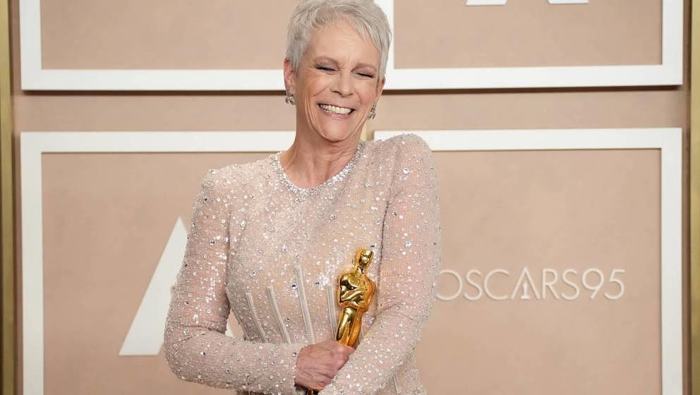 HOLLYWOOD, CALIFORNIA - MARCH 12: Jamie Lee Curtis, winner of the Best Supporting Actress award for 'Everything Everywhere Al