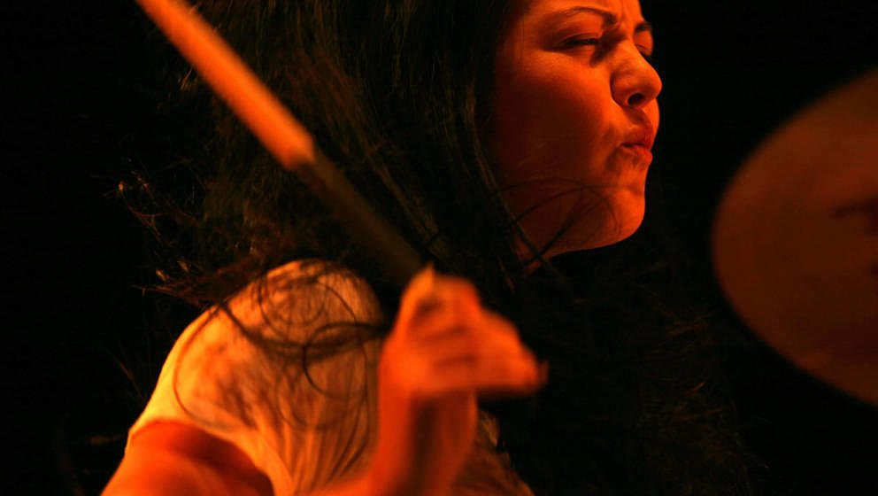 Meg White am 23. Januar 2004 live mit den White Stripes in Nottingham, England.