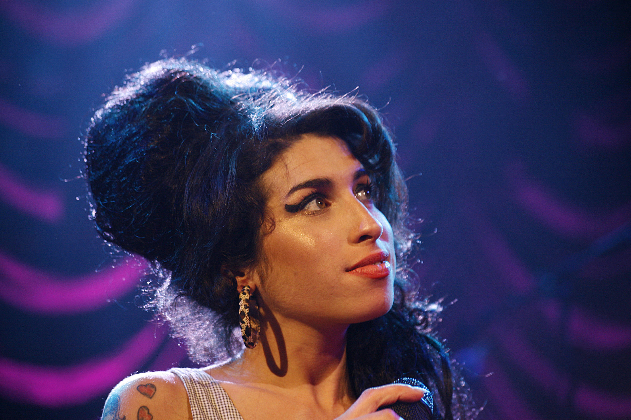 Amy Winehouse live und schmunzelnd