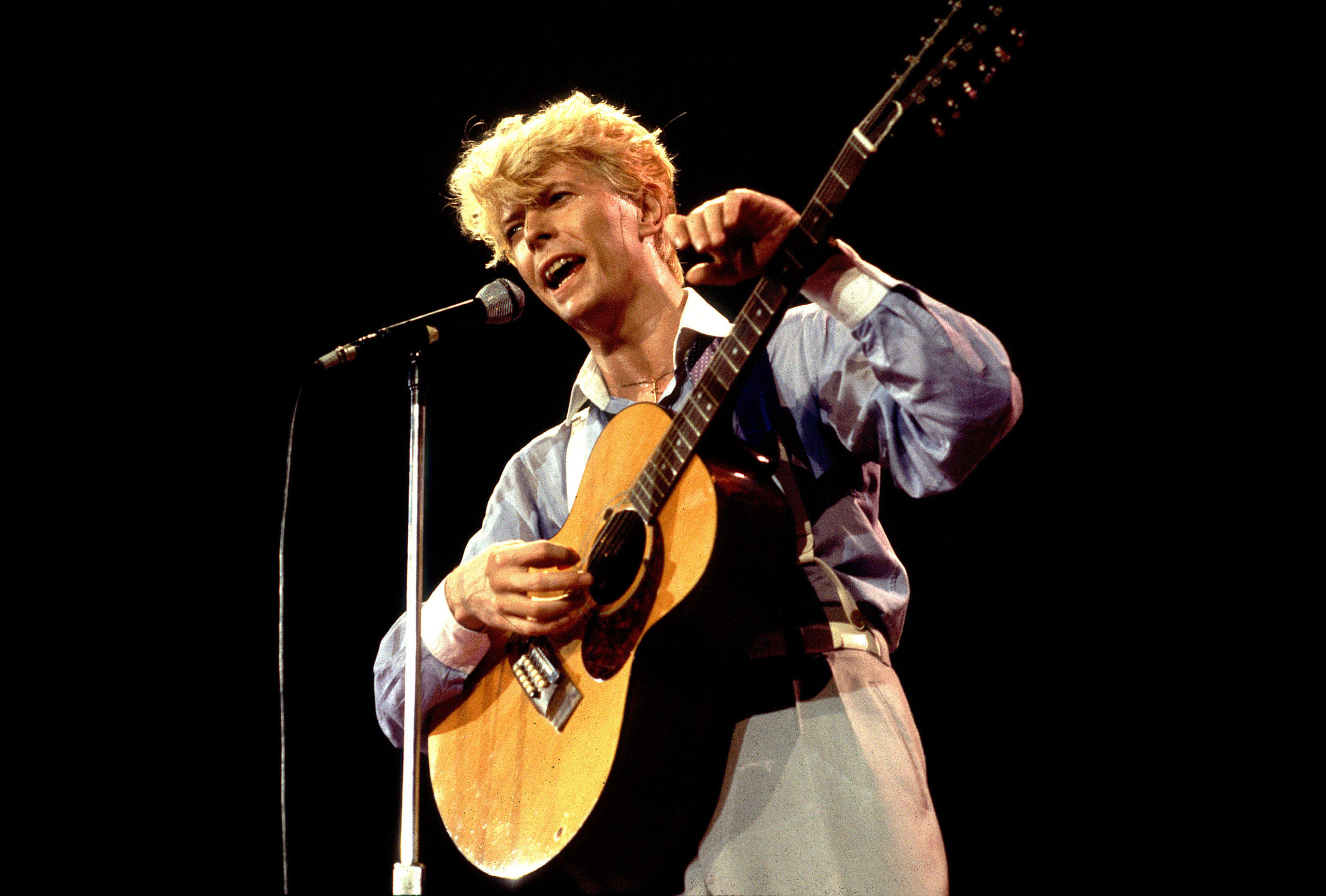 David Bowie live auf der Bühne, 1983.