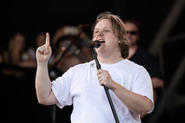 Lewis Capaldi bei seinem Gig auf dem Glastonbury-Festival am 24. Juni 2023.