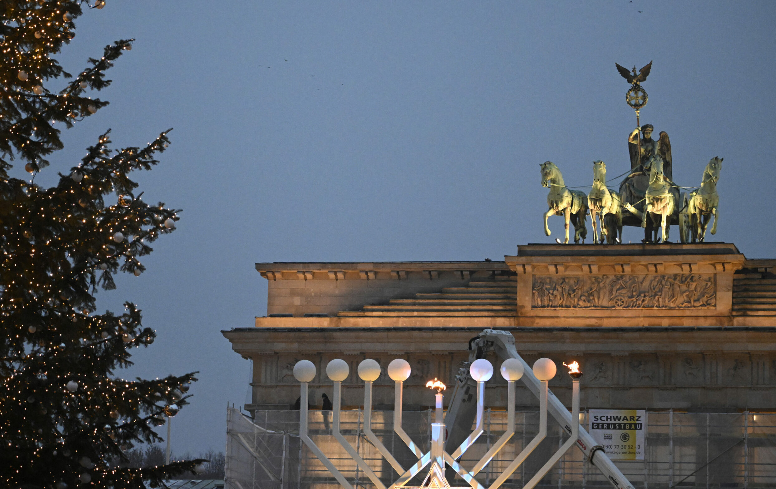 Das Brandenburger Tor in Berlin, hier im Zeichen des Channuka-Festes