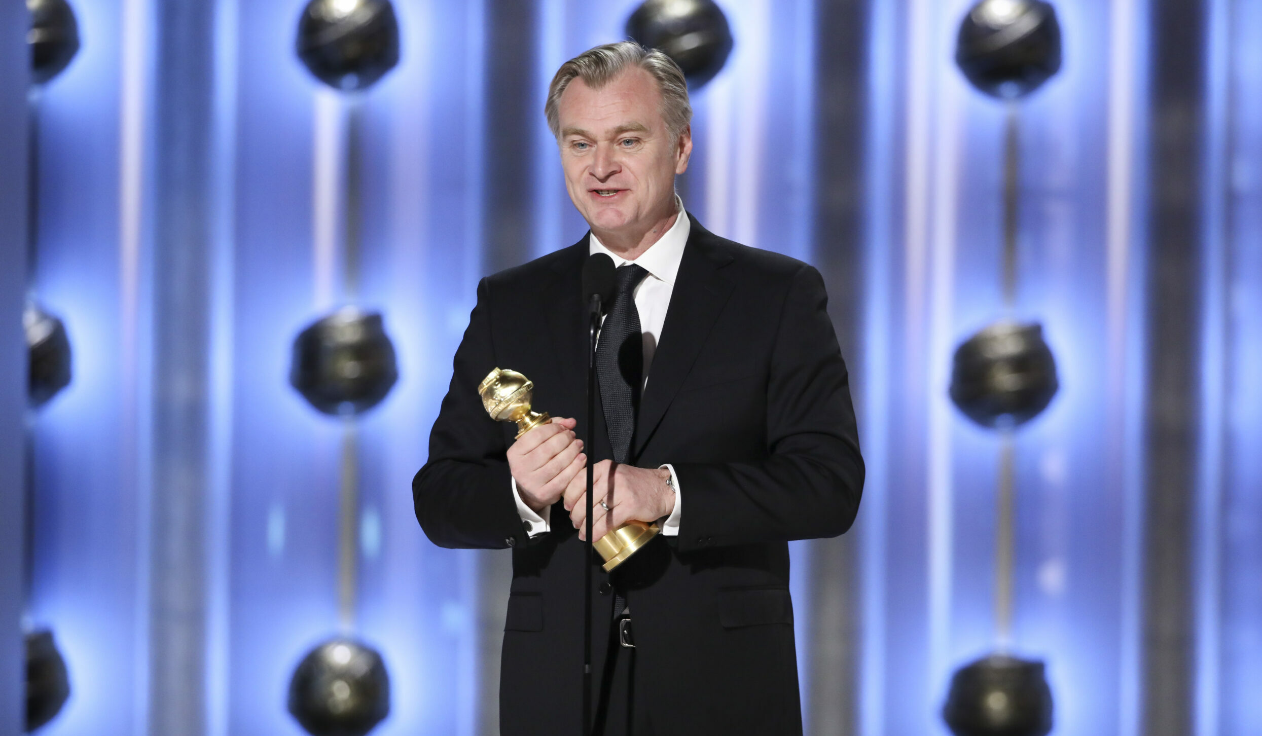 Christopher Nolan mit seinem Golden Globe als bester Regisseur für "Oppenheimer"