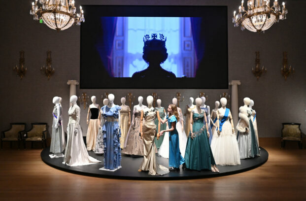 Kleider der Serie „The Crown“ im Londoner Auktionshaus „Bonhams“
