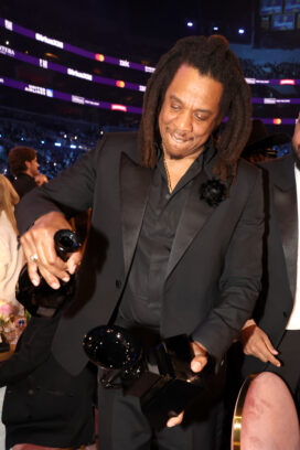 Jay-Z gießt den Alkohol direkt in den Award hinein.