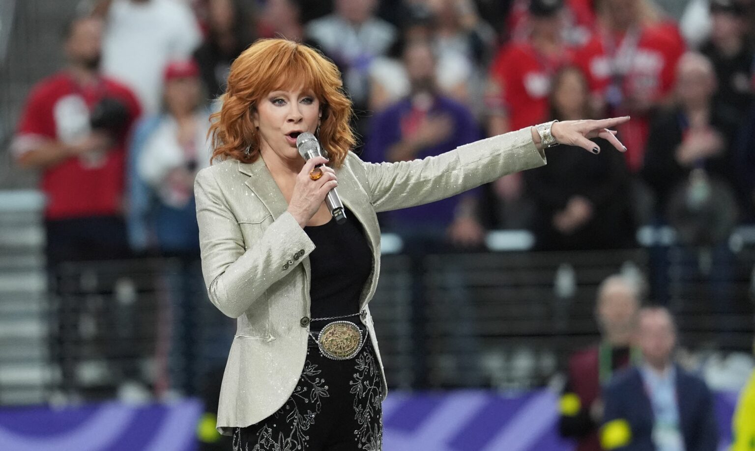 Reba McEntire singt die Nationalhymne beim Super Bowl 2024