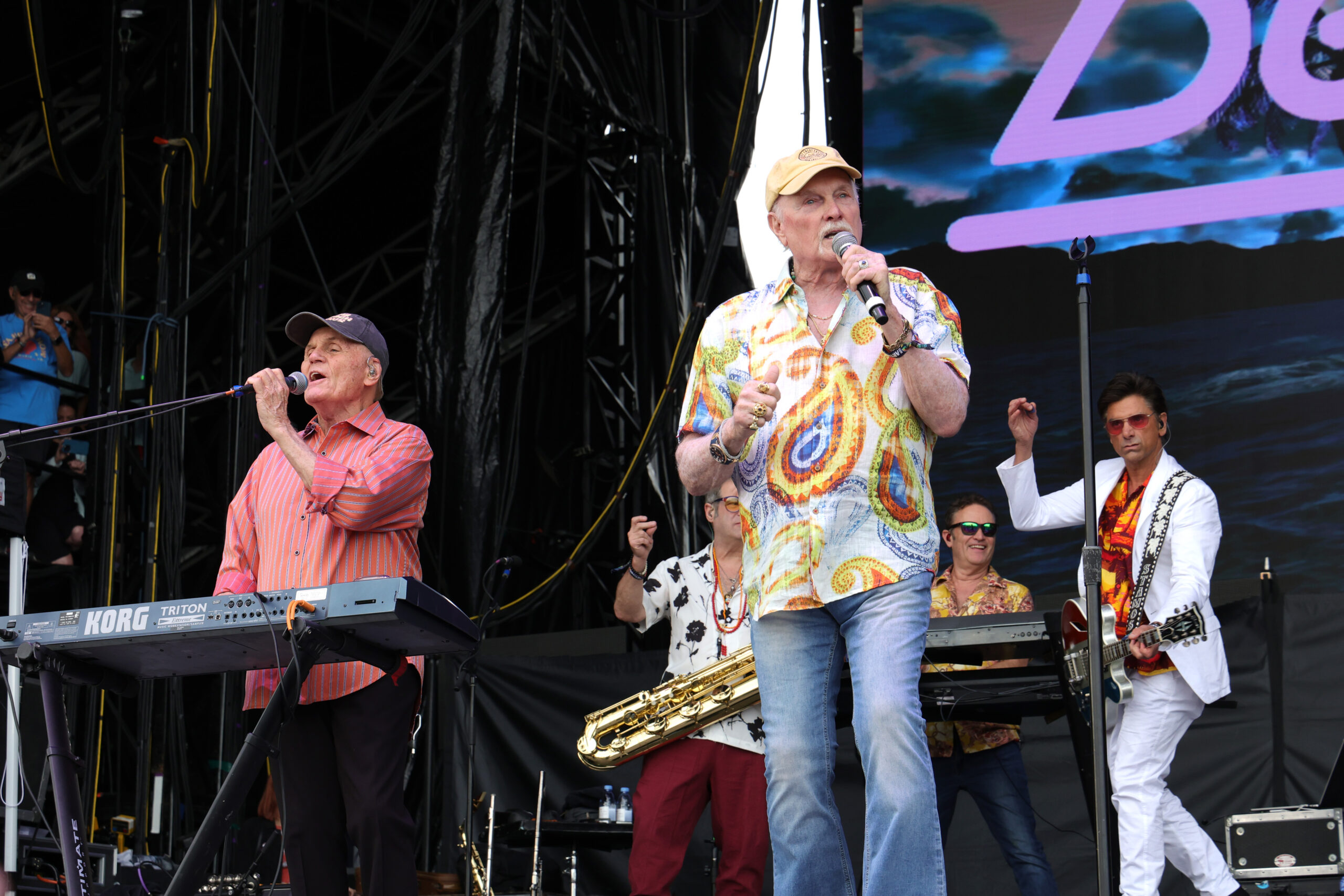 Bruce Johnston (Links) und Mike Love (Mitte) von den Beach Boys 2023