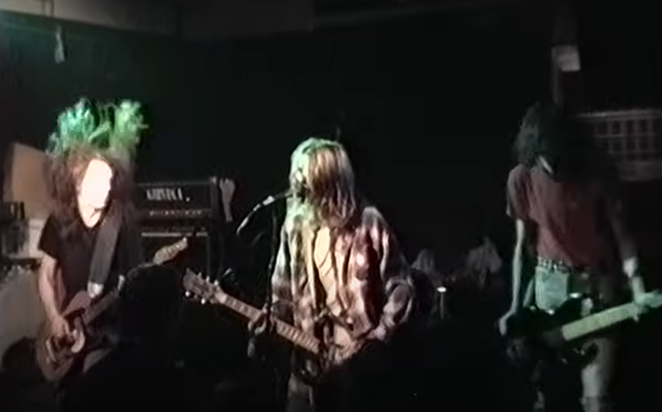 Anfänge einer Karriere: Nirvana 1989 in Hoboken, New Jersey. Damals gab die Grunge-Band noch kleine Konzerte in engen Pubs. Die Fans müssen sich mit verwackelten VHS-Aufnahmen anstatt HD-Videos aus jedem Winkel zufrieden geben.