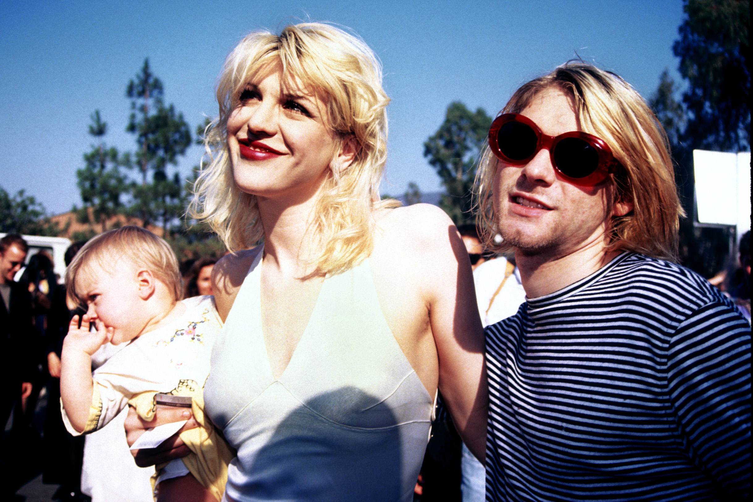 Ein ereignisreicher Tag: Am selben Tag zeigt sich der Nirvana-Sänger zum ersten Mal mit seiner Tochter Francis bei einem öffentlichen Event.