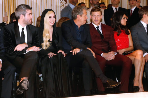 An diesem Abend soll es zur Belästigung gekommen sein: Alan Ritchson (r) neben Mario Testino (m) bei der Paris Fasion Week 2014 im Publikum mit Lady Gaga (l)
