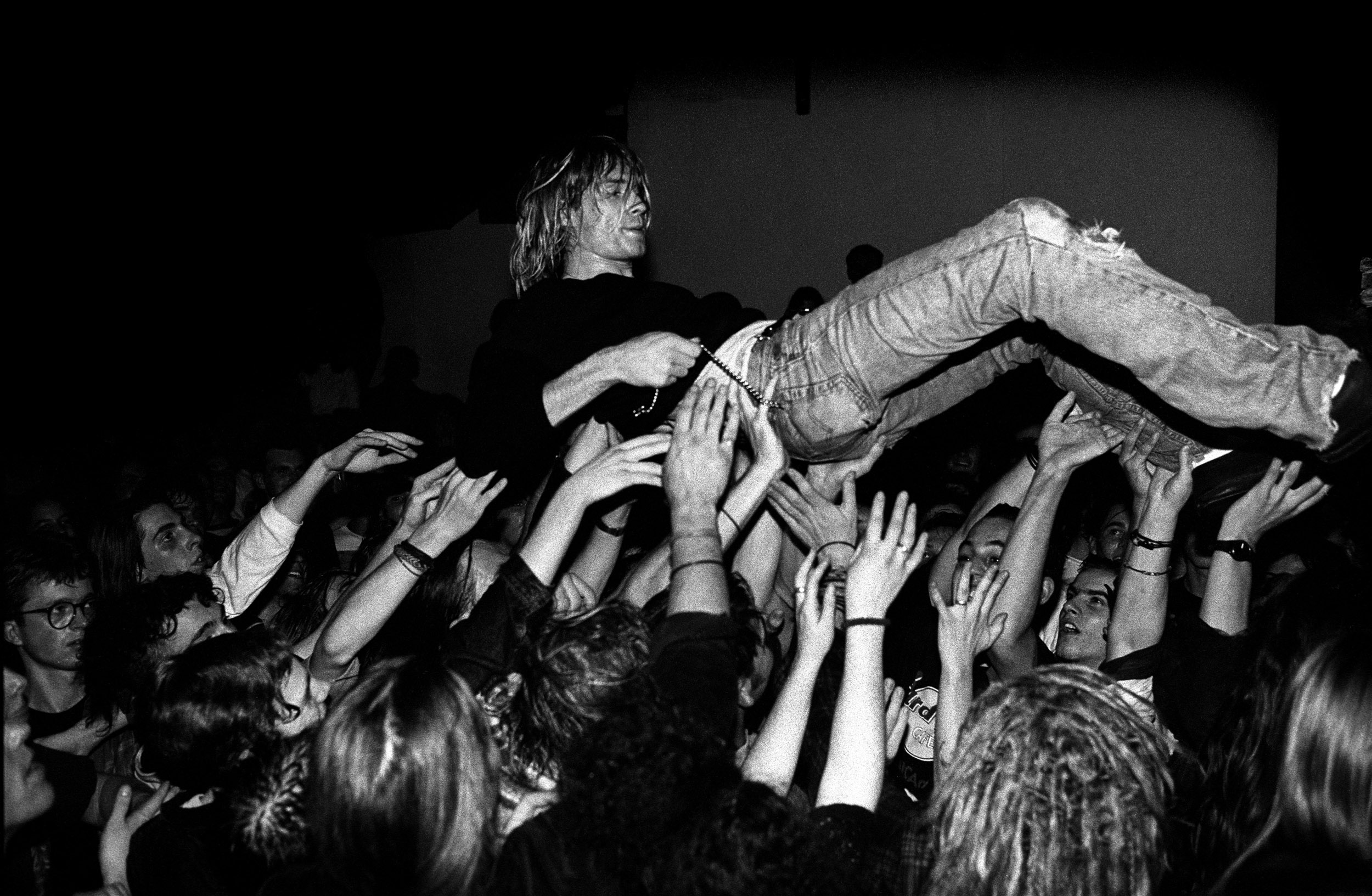 Auch von den deutschen Fans gefeiert: Kurt Cobain lässt sich 1991 von den Fans in Frankfurt durch den Raum tragen