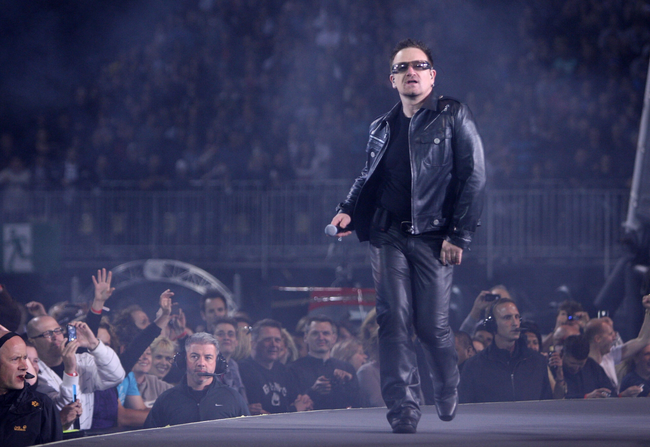 Bono bei einem Konzert im Mt Smart Stadium in Auckland 2010
