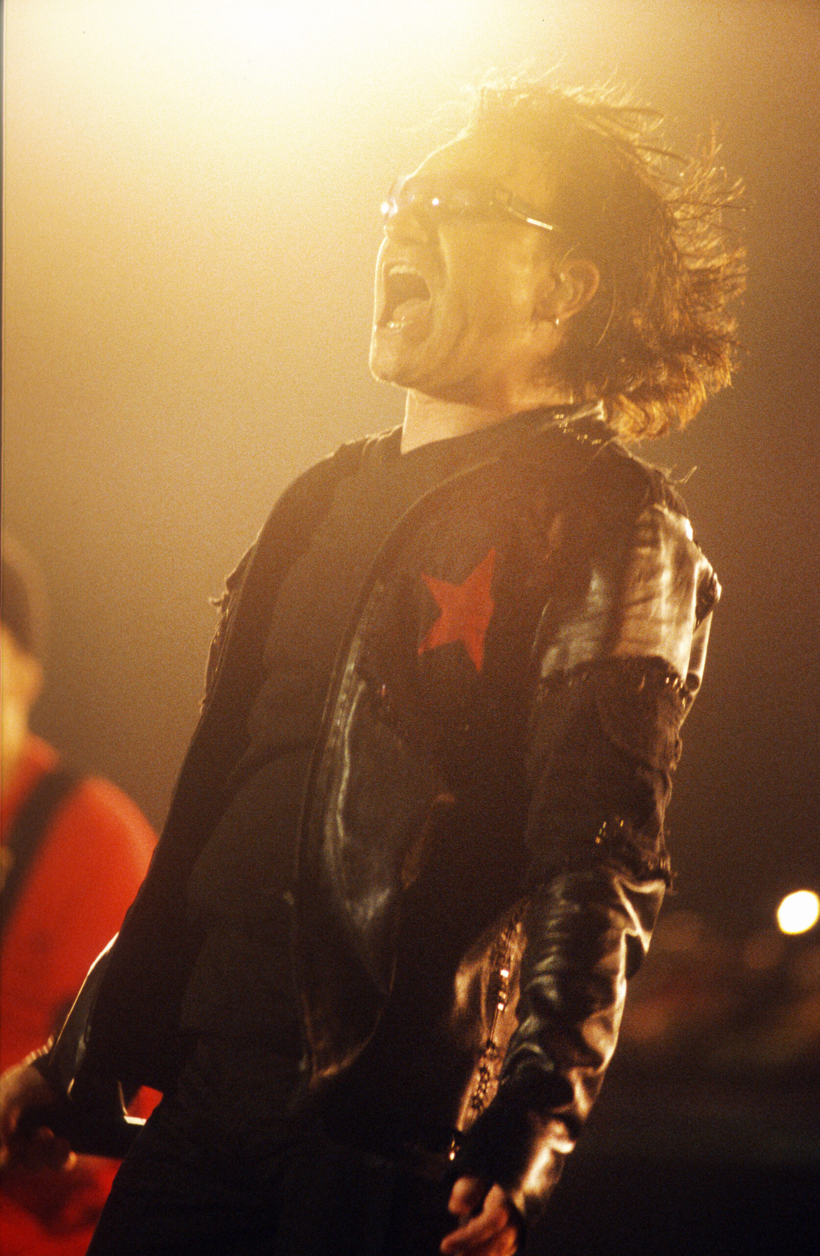 Bono in bei einem Konzert in Antwerpen im Jahr 2001