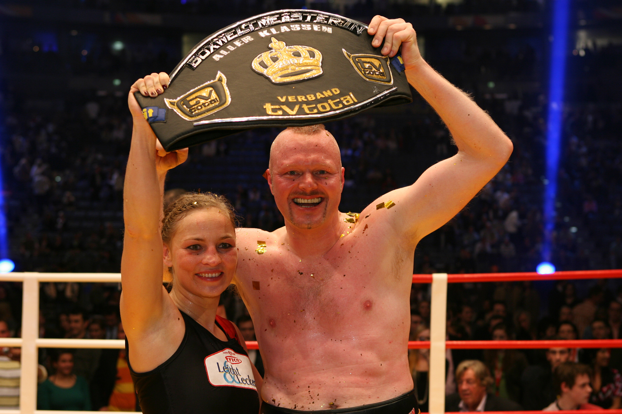 Regina Halmich (l.) und Stefan Raab (r.) nach ihrem Boxkampf im Jahr 2007
