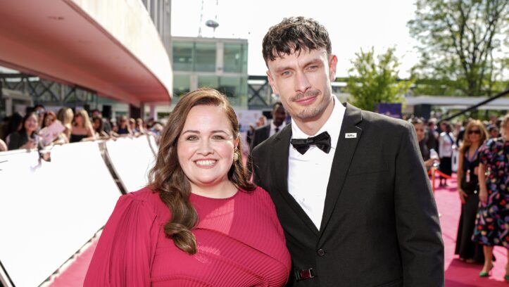 Links: Jessica Gunning, die Darstellerin von Martha/Rechts: Richard Gadd, der Darsteller von Donny.
