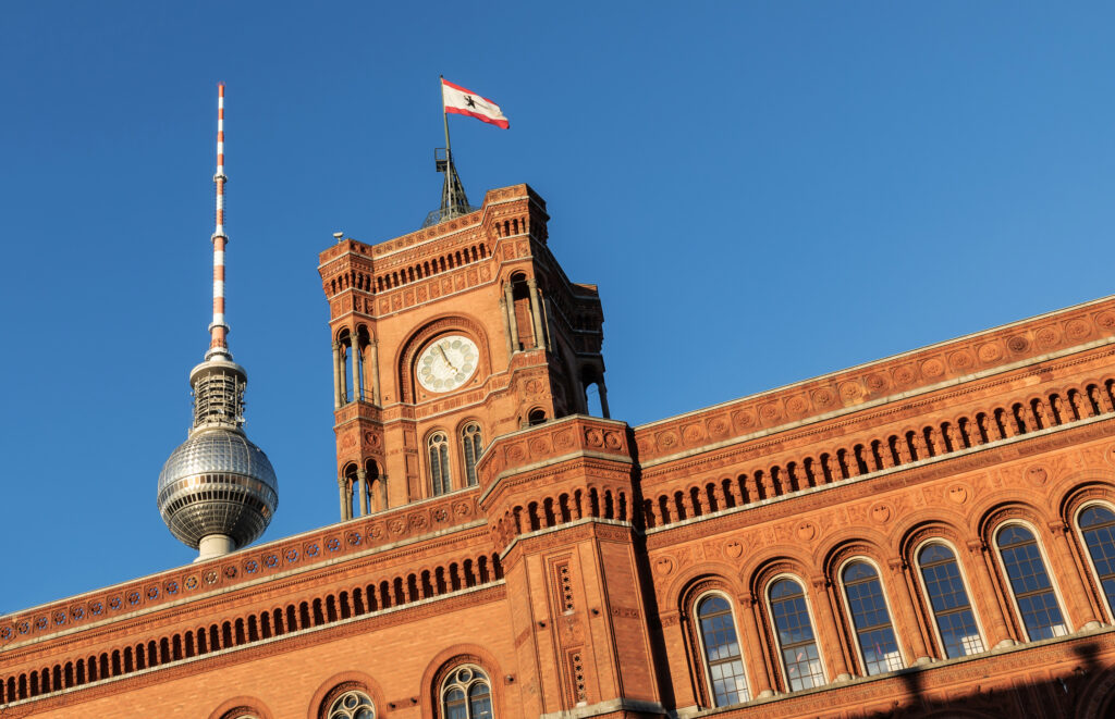 „L’amours toujours“ sorgt für Eklat bei Berliner Rathausfest