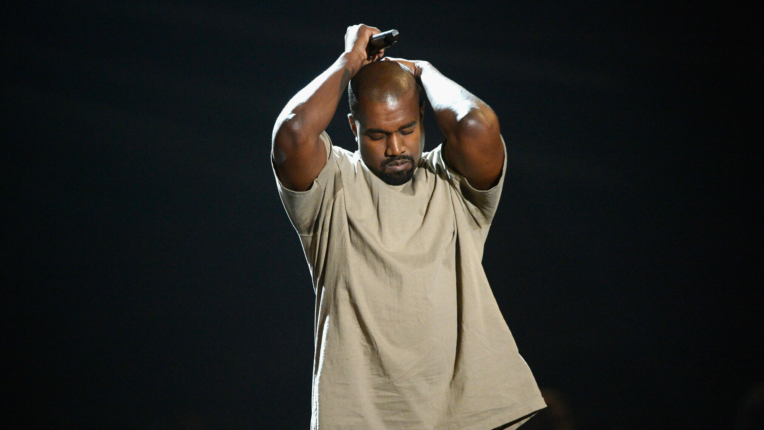 Kanye West: Neue Klage wegen Hakenkreuz-Shirt und wildem Studio-Sex