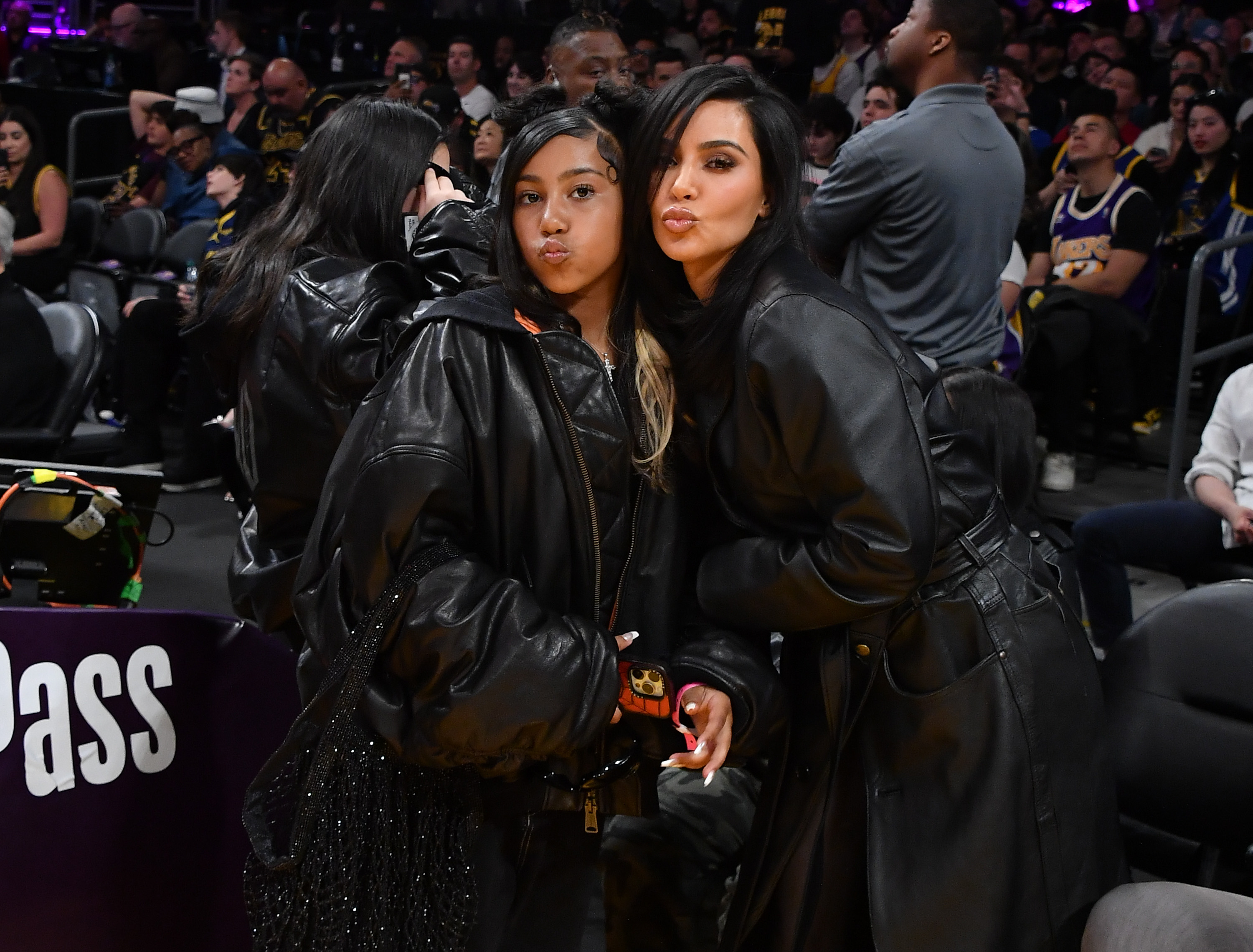Kim Kardashian und North West bei einem Lakers-Spiel.