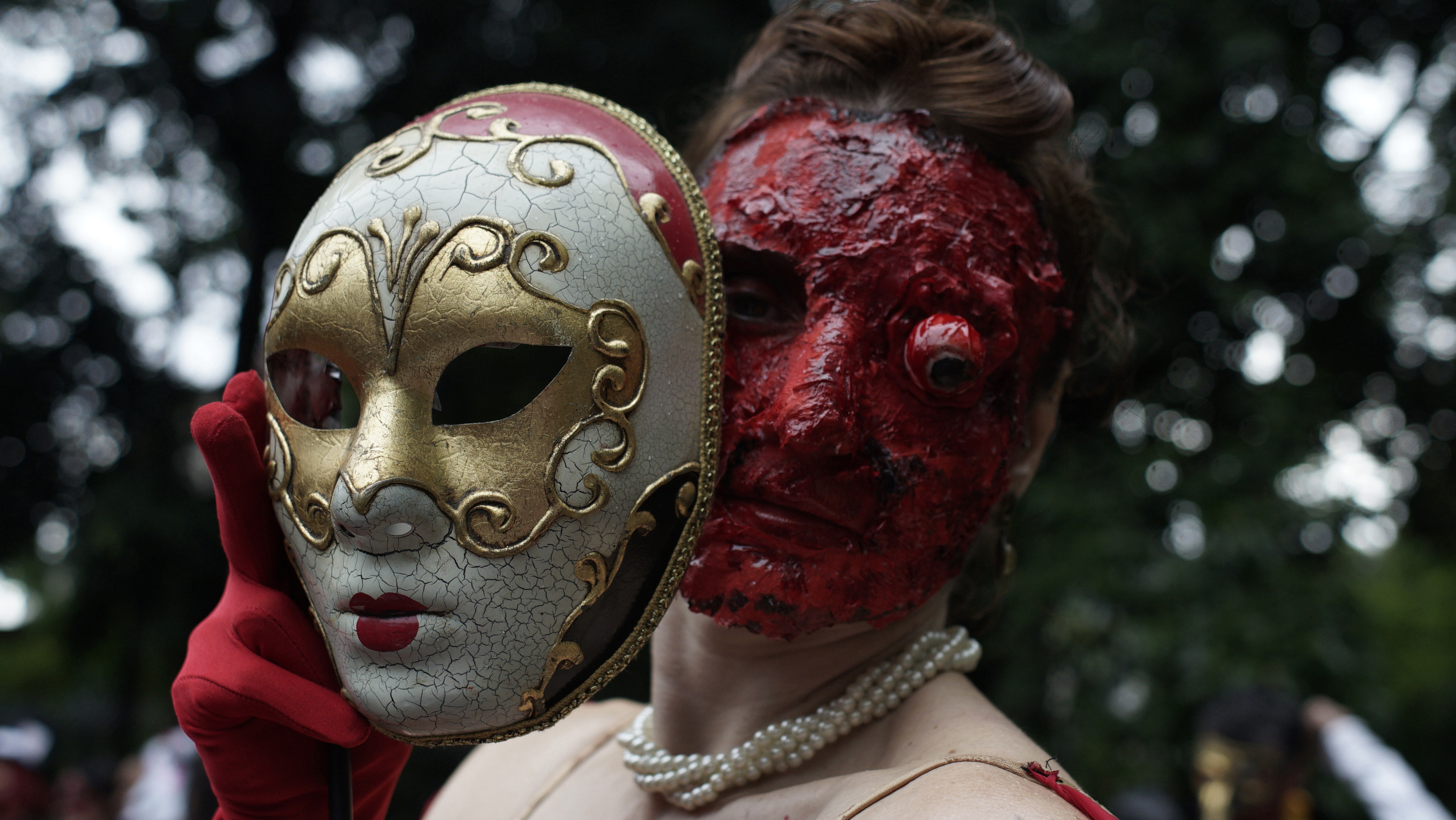 Menschen in Kostümen nehmen am „Zombie Walk“ teil, um den Tag der Toten in São Paulo zu feiern.