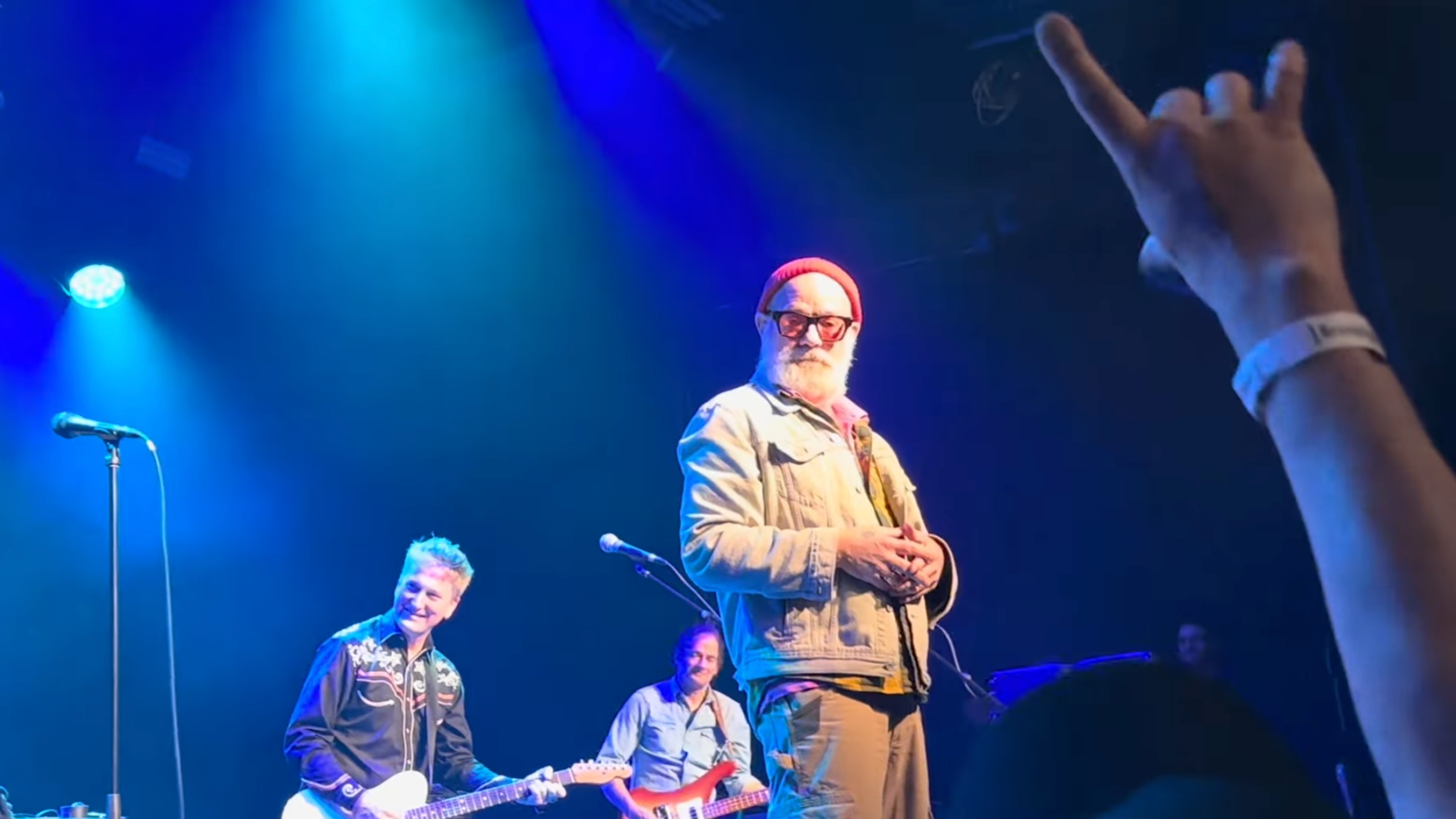 Michael Stipe mit Michael Shannon und Jason Narducy beim Auftritt in New York