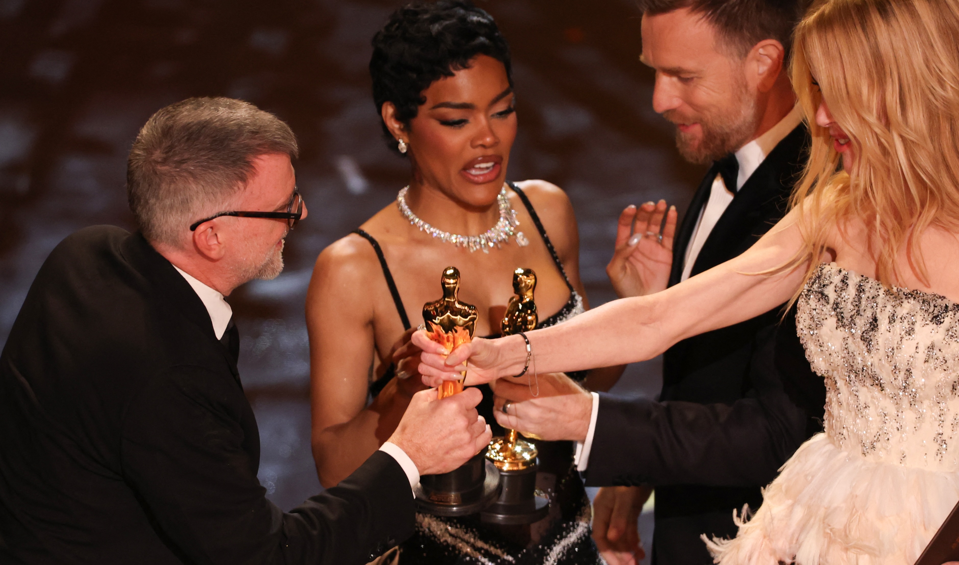 Paul Thomas Anderson mit dem Oscar für den „Besten Film“ für „One Battle After Another“