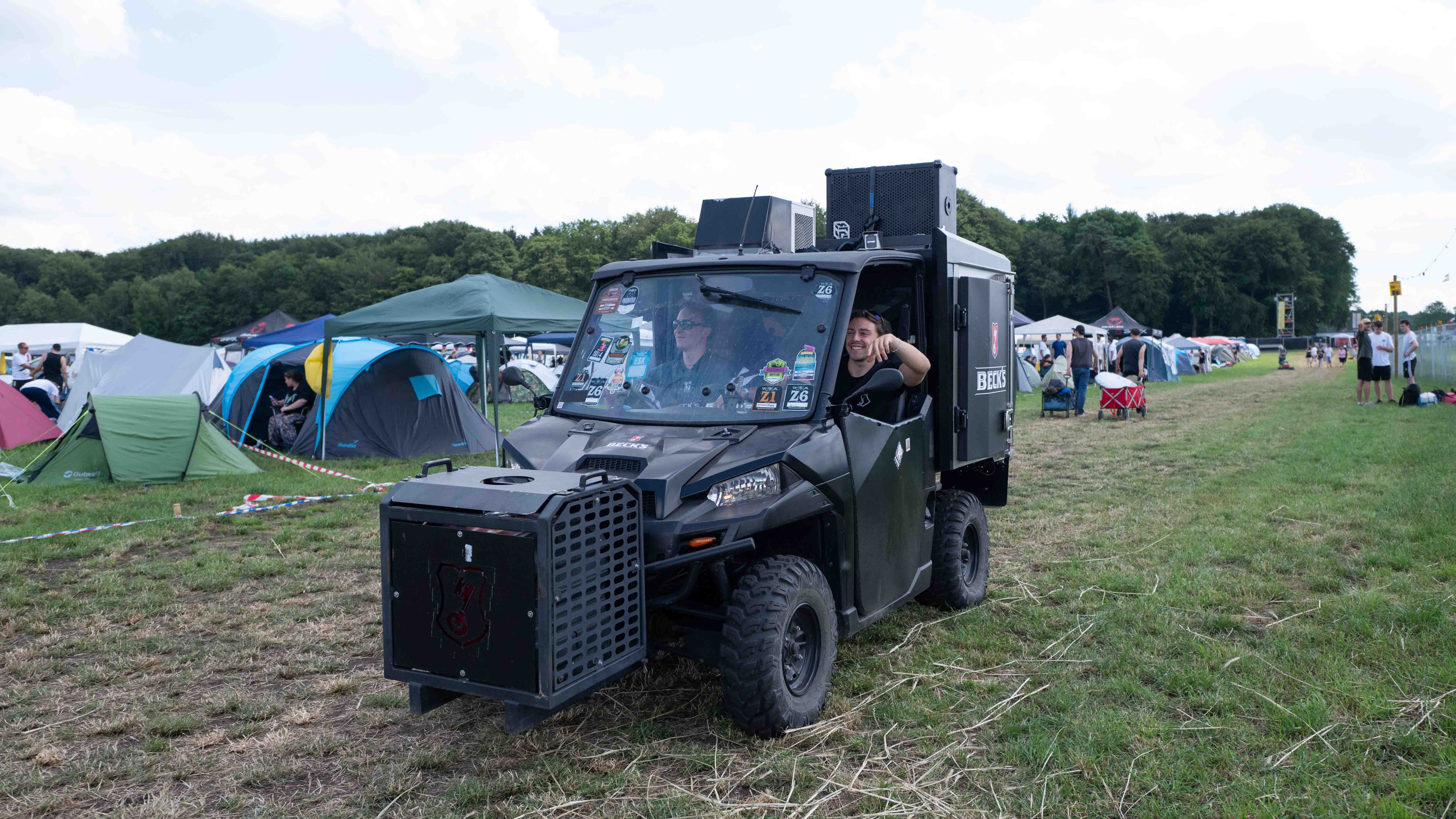 18.06.2026, Eichenring, Scheessel, GER, Hurricane-Festival, im Bild für das kühle Getränk wird auch gesorgt Foto © Rojahn