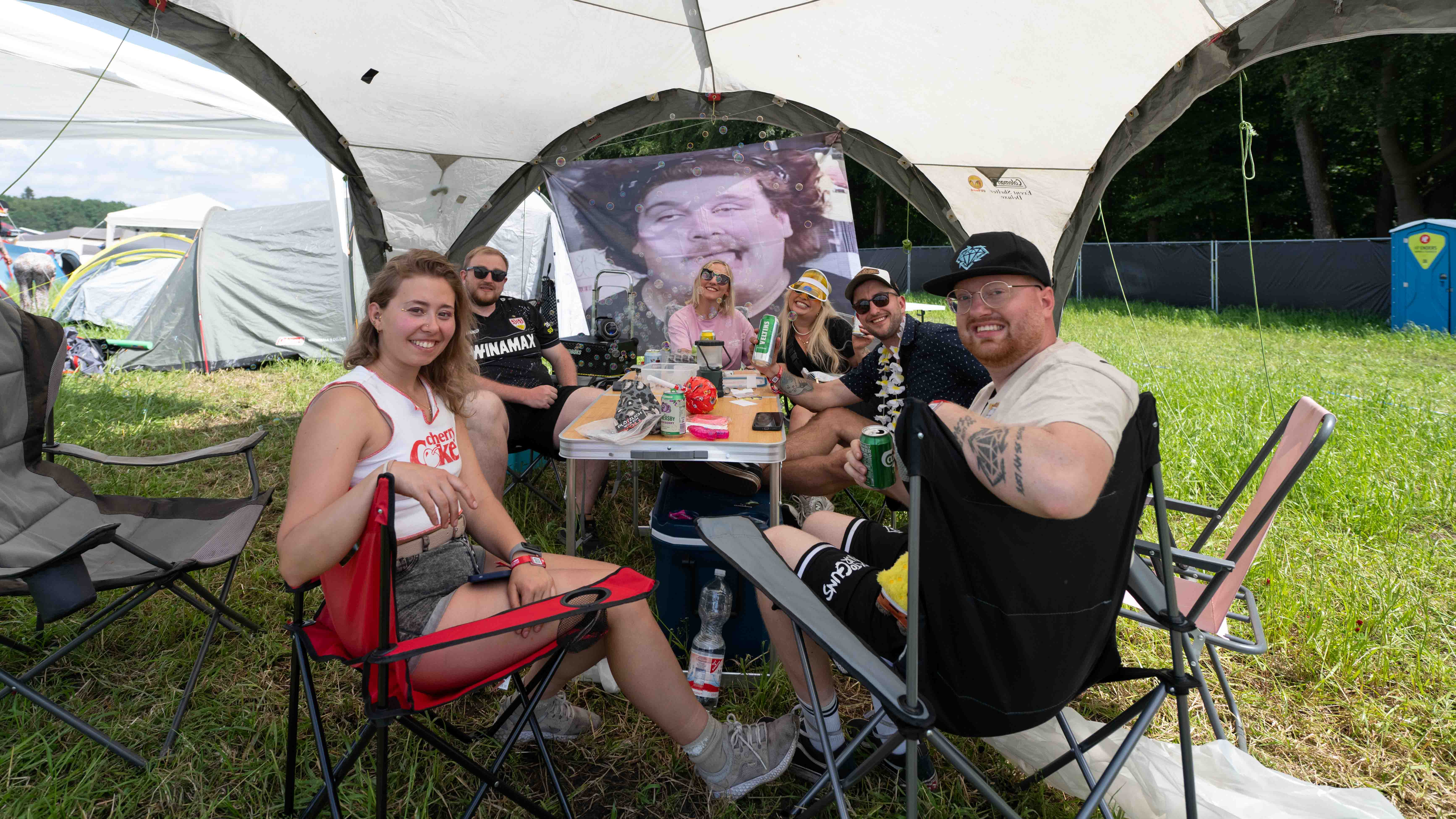18.06.2026, Eichenring, Scheessel, GER, Hurricane-Festival, im Bild Freude pur bei den Besuchern Foto © Rojahn