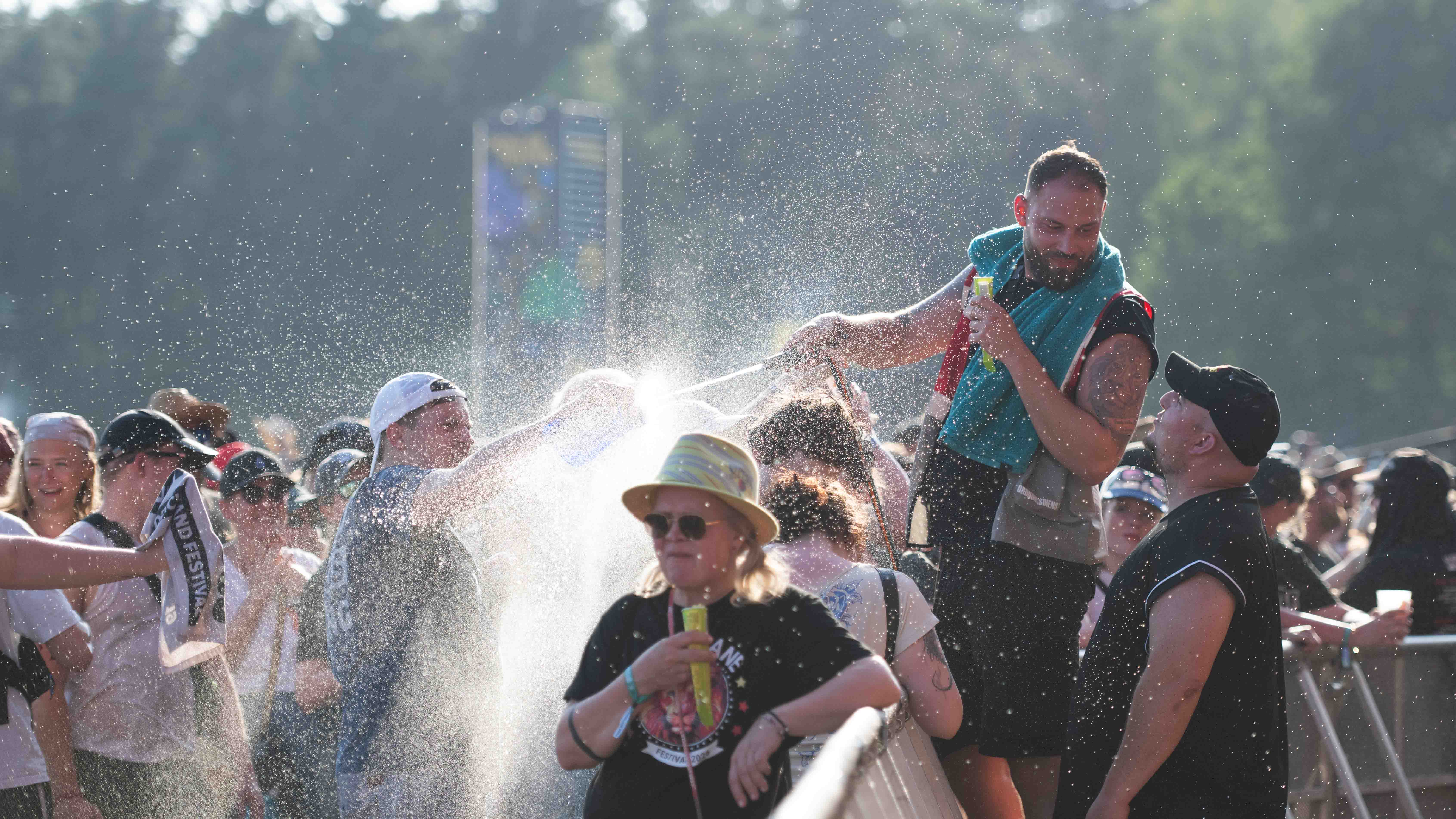 19.06.2026, Eichenring, Scheessel, GER, Hurricane-Festival, im Bild Erfrischung für das Publikum! Foto © Rojahn